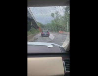 Car drives through flood Harlem River Drive 