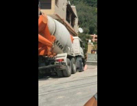 Collab PubityPets - Concrete Mixer Truck Carefully Enters Narrow Alley