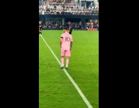 Collab ClipsIG - Kid carried by woman shouts at Messi