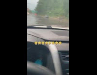 Driver shows his car getting stuck on flooded freeway 