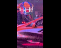 Cab driver stuck on traffic plays flute