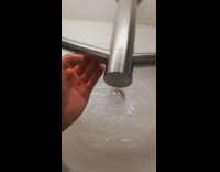 Sink bad design water splash everywhere hand