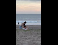 Collab IITW - Woman tries to handstand on the shoulders of the man at the beach
