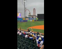 Crowd cheers for sausage race at Mets