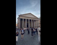 People poses in front of the Pantheon