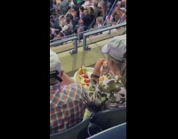 Old couple eats pizza with ketchup at us open 