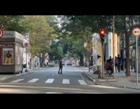 Collab IITW - Woman in gray outfit and heels poses in the middle of the street