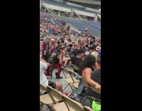 Woman hat gothic outfit pose middle of audience