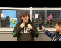 Man tie earphone cable inside mouth 2 seconds