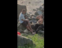 Collab IITW - Man holds camera while woman combs her hair in front of it