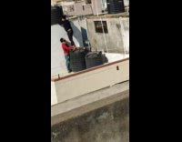 Guy tries to lift himself onto rooftop 