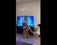 Collab ClipsIG - Woman playing blind karaoke 