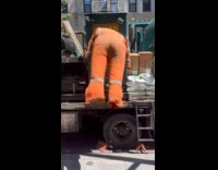 Collab WINY - Machine blows air through orange construction jumpsuit