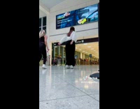 Collab BoysIG-Default - Two women jumps and hugs their friend at the airport