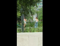 Collab IITW - Woman curly hair white top park photoshoot