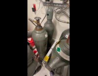 Submitter knocks on gas cylinder makes sound