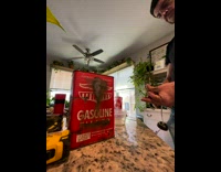 Guy tries to make his DIY lamp 