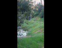 Collab IITW - Woman in a gray outfit tiktok dance on the trailway