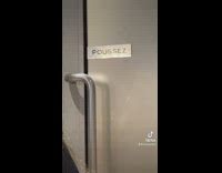 Poussez sign on door handle 