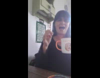 Lady picks up hot mug michael jackson 