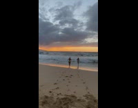 Woman tries to dive into ocean fail 