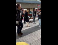 Collab IITW - Woman streams with products at the park