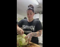 Woman try lifehack remove stem slam cabbage