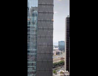 Collab ClipsIG - Man climbing building with no safety gears 