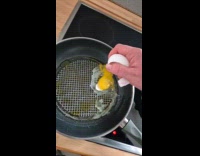 Submitter cooks egg shell fell on pan