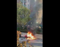 Car on fire explode on sunday morning at street in NY 