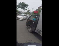 Truck driver warned filmer that a car is on the way