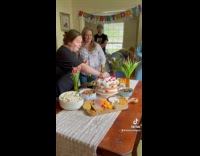 Collab Clips MPUGC - Woman surprising friends with cake 