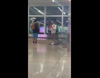 Collab IITW - Man promotes red bag behind the escalator