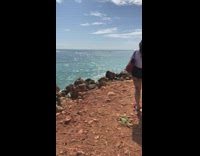 Collab IITW - Woman throw her mothers ash ocean fail