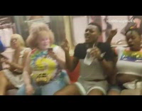 People on subway sing michael jackson song 