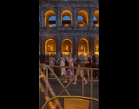 Collab IITW - Two women dances with colosseum behind them