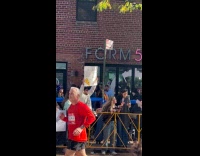 Man holds board about pizza at marathon