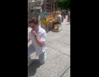 People plays the piano decorated with paint
