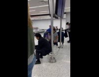 Man does crunches while waiting for luggage
