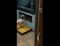 Woman uses pie packaging to catch mouse 