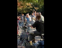 Collab WINY - Cockatoo dances to drummers beat 