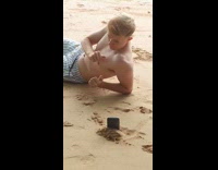 Collab IITW - Man shirtless lie down tiktok at sand