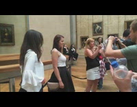 Tourists crowd Mona Lisa 
