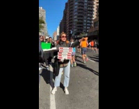 Woman gives pizza for runners in marathon