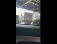 Jeep sprays car with water gun in traffic