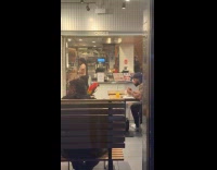 Man eats at shake shack with parrots part 1