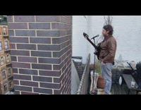 Collab winy - Black electric guitar guy brown leather jacket