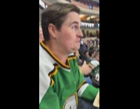 Man got sauce on strangers hair 