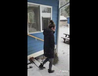 Woman says its snowing 6 inches 