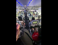 Collab ClipsIG - Filmer get up fast to exit plane